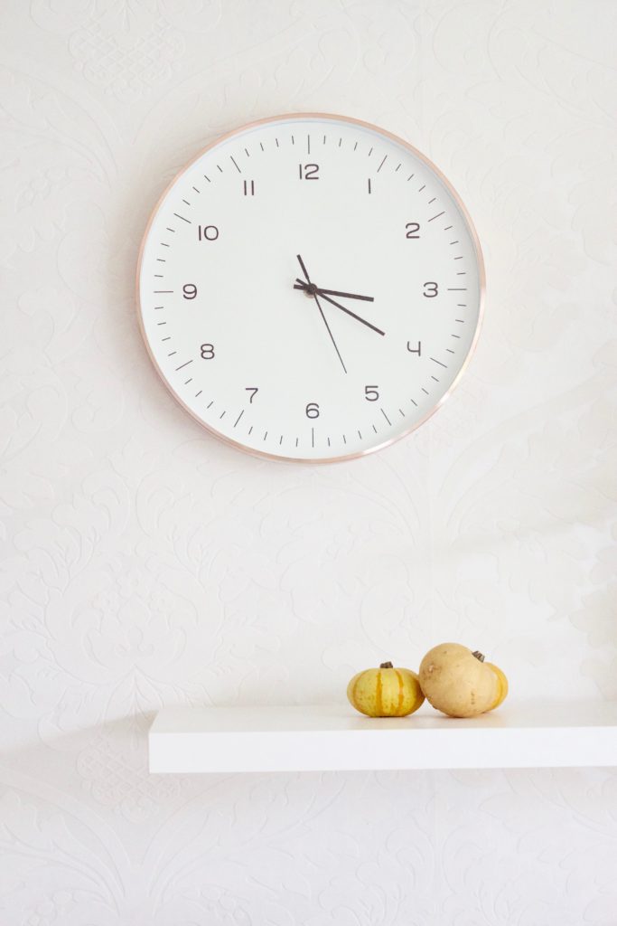 For those who need help with what an analog clock looks like. Photo by Artem Riasnianskyi on Unsplash